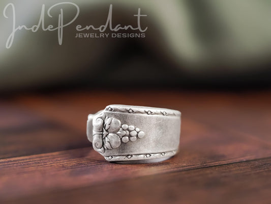 Bordeaux 1945 Spoon Ring, Size 6